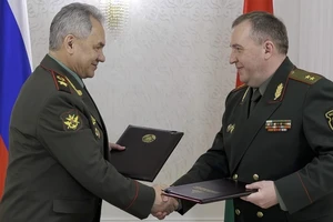 Bộ trưởng Quốc phòng Nga Sergei Shoigu (trái) và Bộ trưởng Quốc phòng Belarus Viktor Khrenin trong cuộc gặp ở thủ đô Minsk (Belarus) ngày 25-5. Ảnh: AP