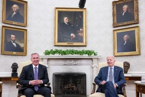 Tổng thống Mỹ Joe Biden và Chủ tịch Hạ viện Kevin McCarthy trong cuộc họp về trần nợ công hôm 22-5. Ảnh: AFP