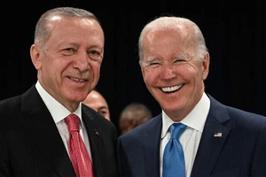 Tổng thống Thổ Nhĩ Kỳ Recep Tayyip Erdogan (trái) và Tổng thống Mỹ Joe Biden tại hội nghị thượng đỉnh NATO ở thủ đô Madrid (Tây Ban Nha) ngày 29-6-2022. Ảnh: AFP