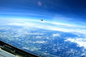 Một máy bay chiến đấu Trung Quốc bay qua trước mũi máy bay Mỹ ở Biển Đông. Ảnh: TWITTER