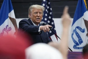 Cựu Tổng thống Donald Trump tại chiến dịch tranh cử ở bang Iowa (Mỹ) ngày 1-6. AP