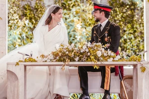 Thái tử Jordan Hussein và Thái tử phi Rajwa Alseif trong lễ cưới của họ ở thủ đô Amman (Jordan) ngày 1-6. Ảnh: CNN