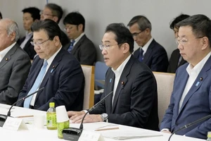 Thủ tướng Nhật Fumio Kishida (thứ 2 từ phải sang) tham dự cuộc họp về chính sách trẻ em tại thủ đô Tokyo (Nhật) ngày 1-6. Ảnh: KYODO