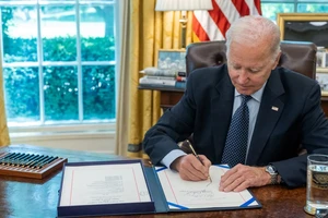 Tổng thống Mỹ Joe Biden ngày 3-6 ký vào dự luật về trần nợ công của Mỹ. Ảnh: TWITTER