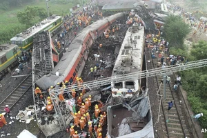 VIDEO: Lực lượng cứu hộ dày đặc tại hiện trường vụ 3 đoàn tàu tông nhau 