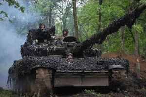 Binh sĩ Ukraine ở Donbass (Ukraine) ngày 23-5. Ảnh: AP