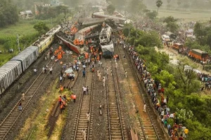VIDEO: Ấn Độ dốc sức dọn dẹp hiện trường 3 đoàn tàu tông nhau 