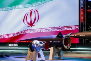 Tên lửa Fattah tại lễ ra mắt ngày 6-6 ở thủ đô Tehran (Iran). Ảnh: IRNA