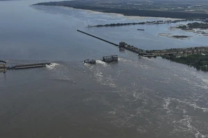 VIDEO: Sau hơn 1 ngày bị vỡ, nước vẫn ào ào chảy qua đập Kakhovka 