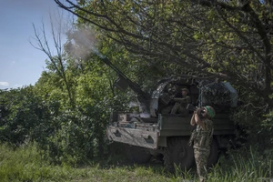 Binh sĩ Ukraine nhắm vào mục tiêu trên không của Nga trên tiền tuyến gần TP Bakhmut (tỉnh Donetsk, Ukraine) vào ngày 5- 6. Ảnh: AP