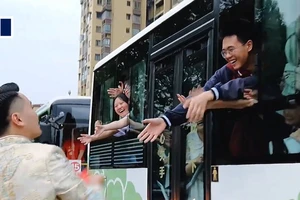 VIDEO: Trên đường rước dâu, chú rể Trung Quốc lì xì cho sĩ tử 