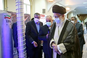 Lãnh tụ tối cao Iran - ông Ayatollah Ali Khamenei (phải) làm việc với các chuyên gia hạt nhân tại thủ đô Tehran (Iran) ngày 11-6. Ảnh: IRNA
