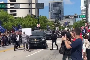 VIDEO: Người biểu tình chặn đầu đoàn xe của ông Trump 