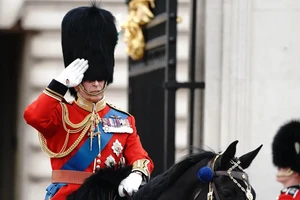 VIDEO: Vua Charles III cưỡi ngựa duyệt binh tại lễ sinh nhật 