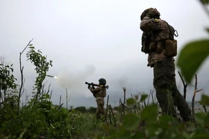 Các binh sĩ Ukraine ở tiền tuyến gần TP Bakhmut (tỉnh Donetsk, Ukraine). Ảnh: AFP