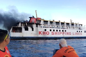 VIDEO: Phà chở hơn trăm người bốc cháy dữ dội trên biển