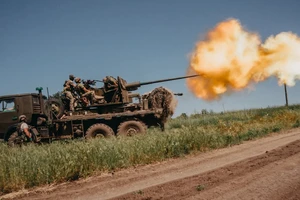 Binh sĩ Ukraine bên ngoài TP Bakhmut (tỉnh Donetsk, miền đông Ukraine) ngày 19-6. Ảnh: ANADOLU AGENCY