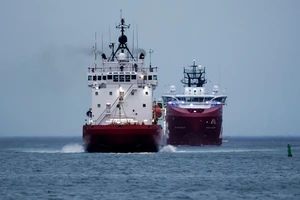 Tàu Cảnh sát biển Canada quay trở lại Cảng St John ở tỉnh Newfoundland (Canada) sau khi hỗ trợ tìm kiếm tàu ngầm Titan ngày 23-6. Ảnh: SKY NEWS