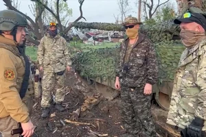 Lãnh đạo tập đoàn Wagner - ông Yevgeny Prigozhin nói chuyện với các binh sĩ Wagner ở TP Bakhmut (Ukraine) tháng 5-2023. Ảnh: REUTERS