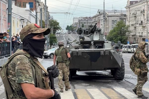 Binh sĩ nhóm lính đánh thuê Wagner ở TP Rostov (Nga) vào ngày 24-6. Ảnh: REUTERS