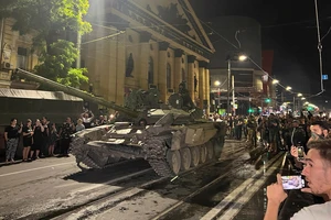 Binh sĩ Wagner rút khỏi trụ sở của Quân khu phía Nam Nga ở TP Rostov (Nga) để trở về căn cứ ngày 24-6. Ảnh: REUTERS