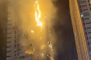 VIDEO: Cột lửa khổng lồ nuốt hàng chục tầng chung cư