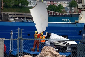 Nhân viên vận chuyển các mảnh vỡ của tàu ngầm Titan vào bờ tại cảng St. John (tỉnh Newfoundland, Canada) ngày 28-6. Ảnh: CNN