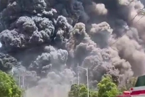 VIDEO: Nhà máy hóa chất phát nổ rồi cháy kinh hoàng