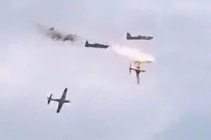 VIDEO: 2 máy bay quân sự va nhau trên không, 1 chiếc bốc cháy rồi rơi