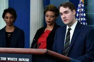 Phát ngôn viên Nhà Trắng Andrew Bates (phải). Ảnh: AFP