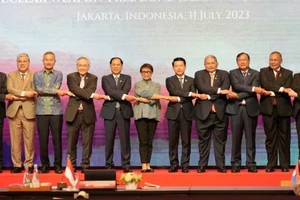 Các nhà ngoại giao ASEAN dự phiên họp toàn thể Hội nghị Bộ trưởng Ngoại giao ở thủ đô Jakarta (Indonesia) ngày 11-7. Ảnh: REUTERS