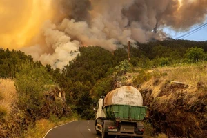 VIDEO: Cháy rừng kinh hoàng ở Tây Ban Nha, hơn 2.000 người phải sơ tán 