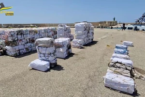 Cảnh sát Ý thu giữ 5 tấn cocaine ngoài khơi Sicily