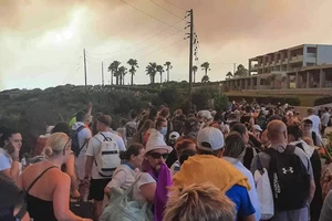 Chùm ảnh: Hy Lạp cấp tập sơ tán hàng chục ngàn dân, du khách khỏi đảo vì cháy rừng dữ dội