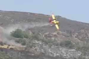 VIDEO: Máy bay cứu hỏa rơi bốc cháy dữ dội, 2 phi công thiệt mạng