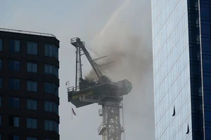 VIDEO: Cần cẩu bốc cháy, đổ sập ở trung tâm New York 