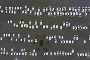 VIDEO: Lũ dâng bất ngờ, nhấn chìm hàng trăm ô tô 