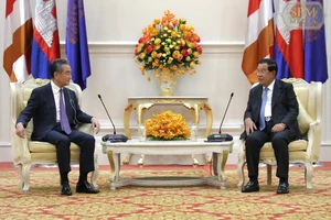 Thủ tướng Hun Sen và ông Hun Manet tiếp ông Vương Nghị