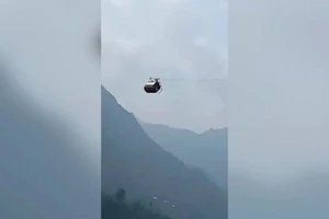 8 người lơ lửng trên cao 275 m vì đang ngồi cáp treo đi học thì cáp đứt dây
