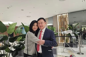 VIDEO: Bà Yingluck tiễn ông Thaksin lên máy bay về Thái Lan