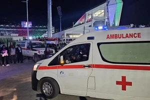 Giẫm đạp sân vận động, thương tâm 13 người chết hơn 100 người bị thương
