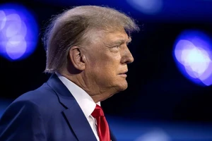 Ông Trump gặp khó khi thẩm phán ấn định ngày xét xử sát Siêu thứ Ba