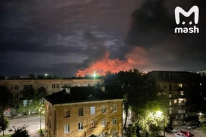 VIDEO: ‘Đàn UAV’ tấn công TP của Nga giáp NATO, Moscow đóng cửa không phận khu vực