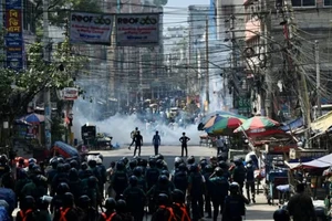 Bangladesh: Công nhân may biểu tình đòi tăng lương gấp 3, hàng trăm nhà máy đóng cửa