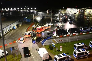 Đức: Một người chở theo con tin xông thẳng vào đường băng khiến sân bay đóng cửa