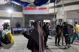 Bệnh viện Gaza chôn tập thể hàng chục thi thể bệnh nhân
