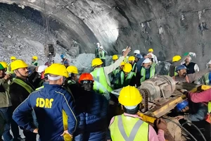 Ấn Độ nhờ đội cứu hộ hang động Thái Lan giúp vụ sập đường hầm 