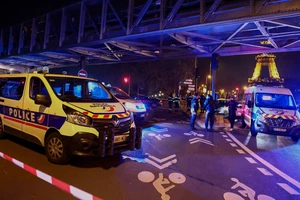 Khách du lịch bị tấn công gần tháp Eiffel, 1 người chết, 2 người bị thương