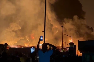 VIDEO: Kinh hoàng nổ kho dầu, 13 người chết, gần 180 người bị thương