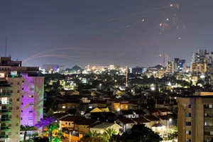 Xung đột Israel-Hamas 1-1: Hamas nã lượng lớn rocket sang Israel ngay ngày đầu năm; Căng thẳng Mỹ-Houthis leo thang nghiêm trọng